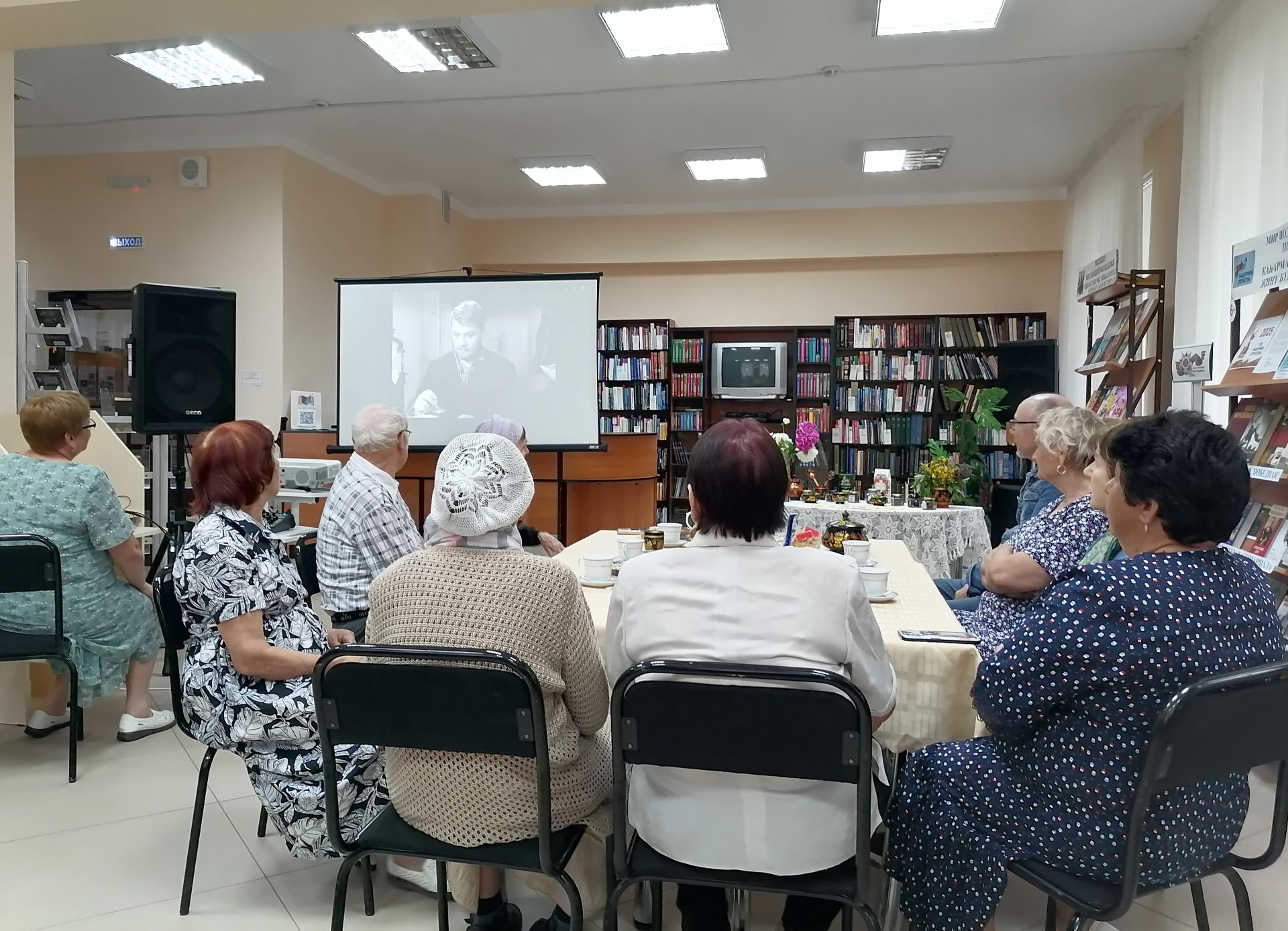 В Верхнеуслонской районной библиотеке прошла литературная чайная встреча