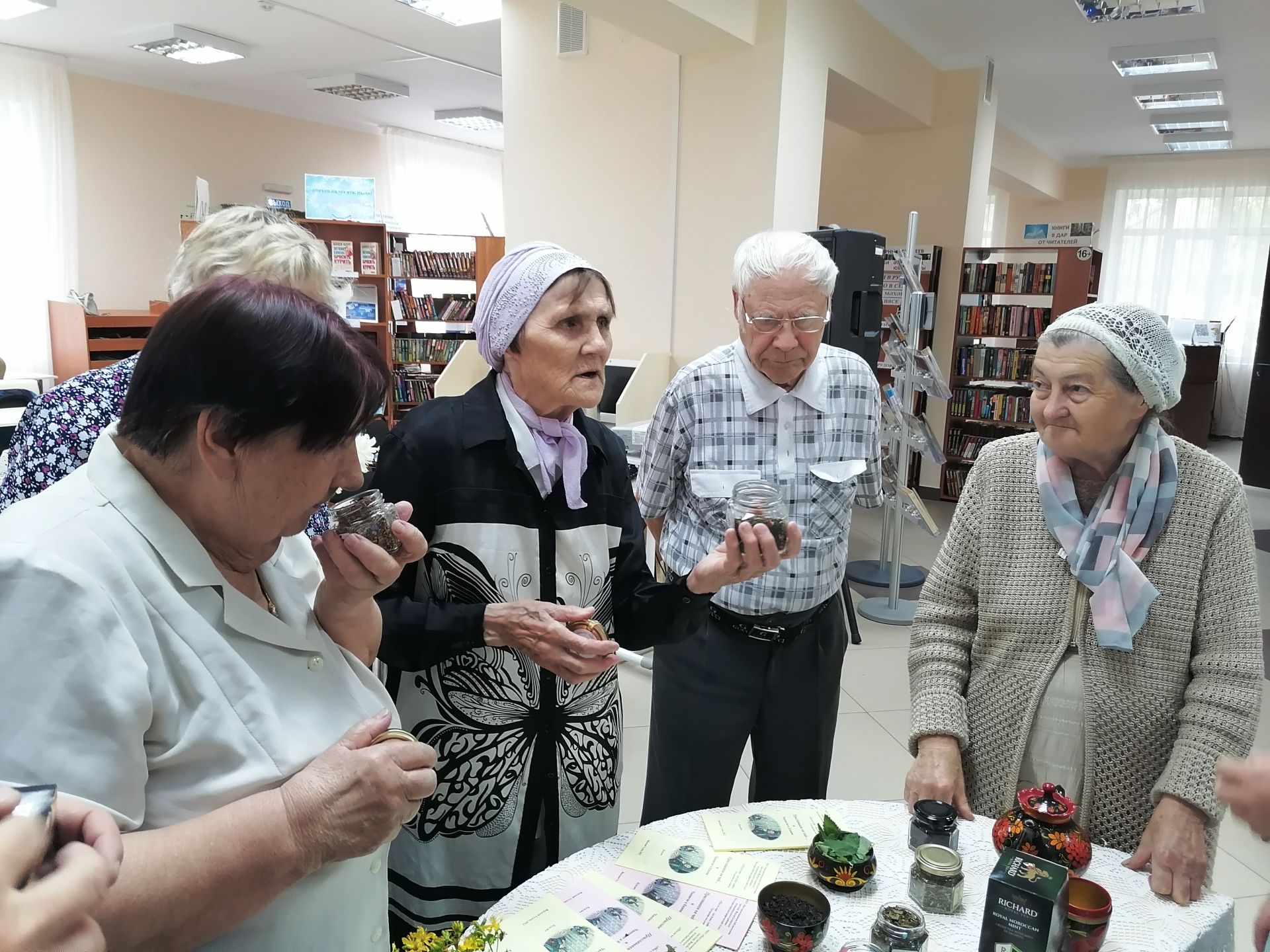 В Верхнеуслонской районной библиотеке прошла литературная чайная встреча