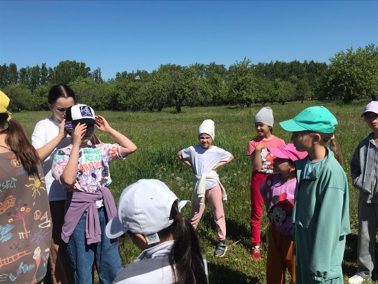 Балаларны яклау көнен Октябрьский балалары походта билгеләп үттеләр