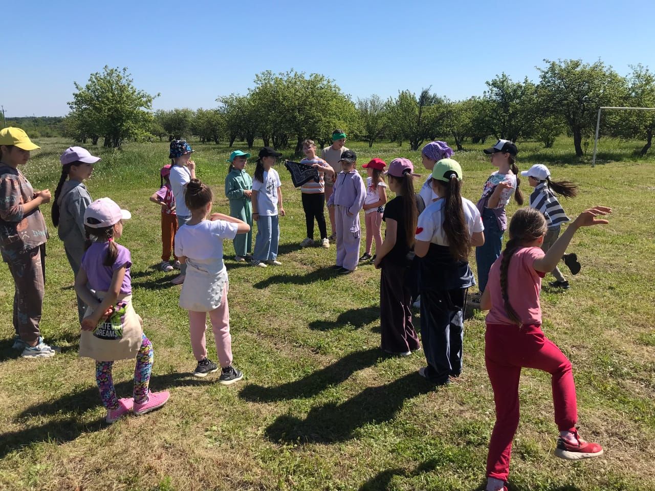 Балаларны яклау көнен Октябрьский балалары походта билгеләп үттеләр