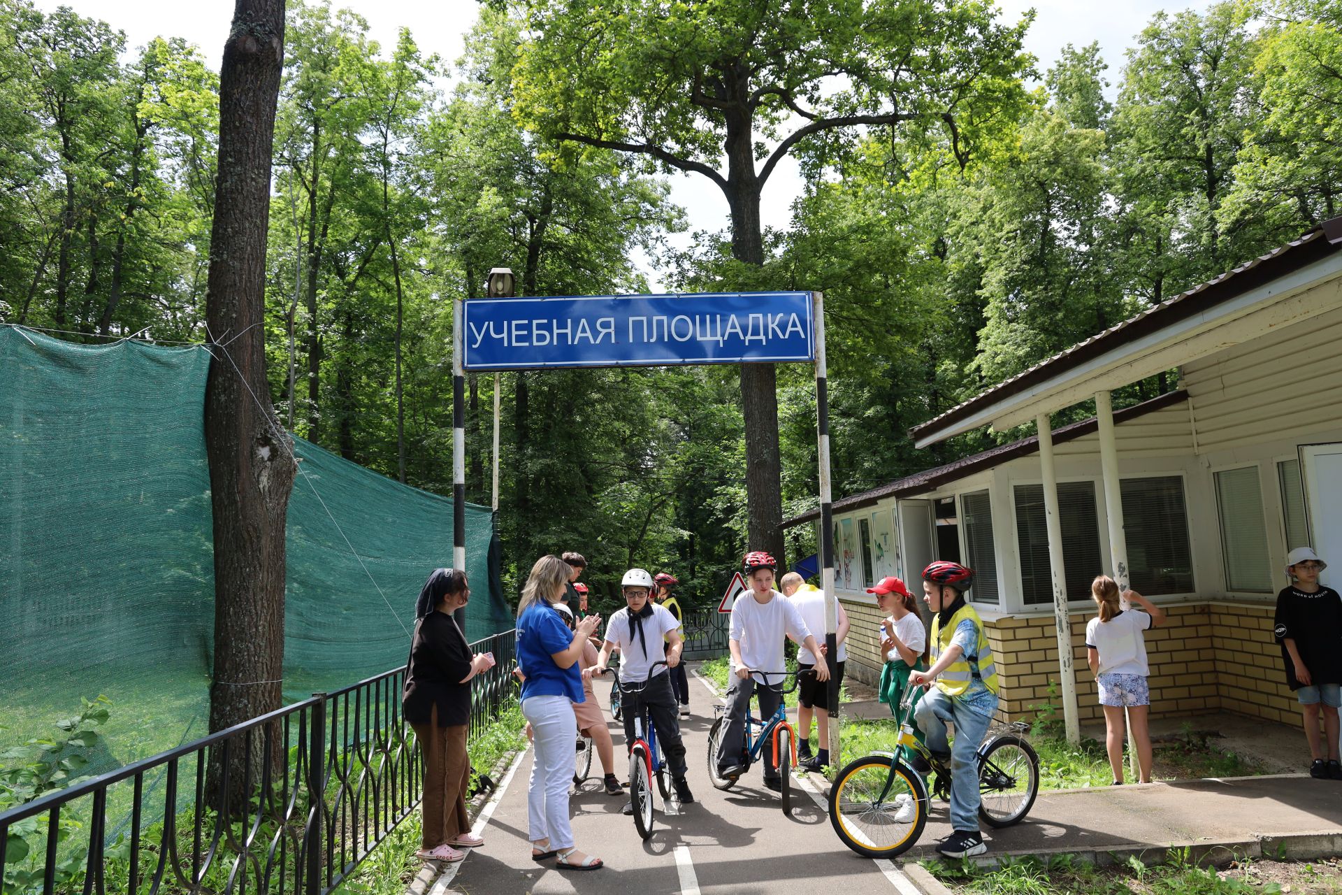 «Динамо» учит безопасности: в «Дзержинце» прошел праздник ПДД