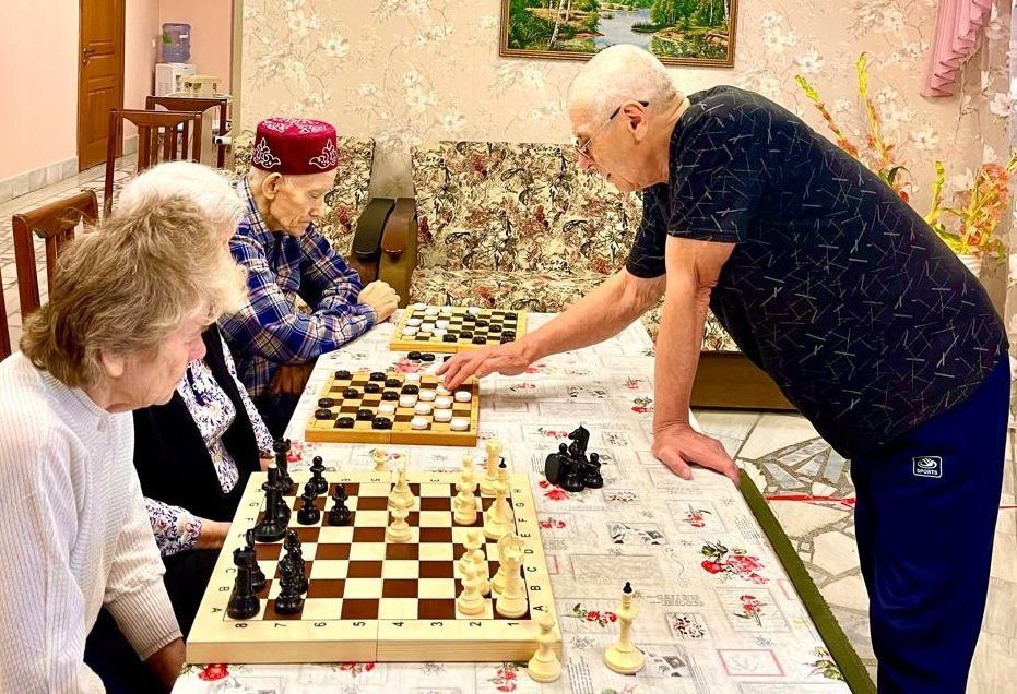Шахматные вечера: как «серебряный» волонтёр дарит радость пожилым людям