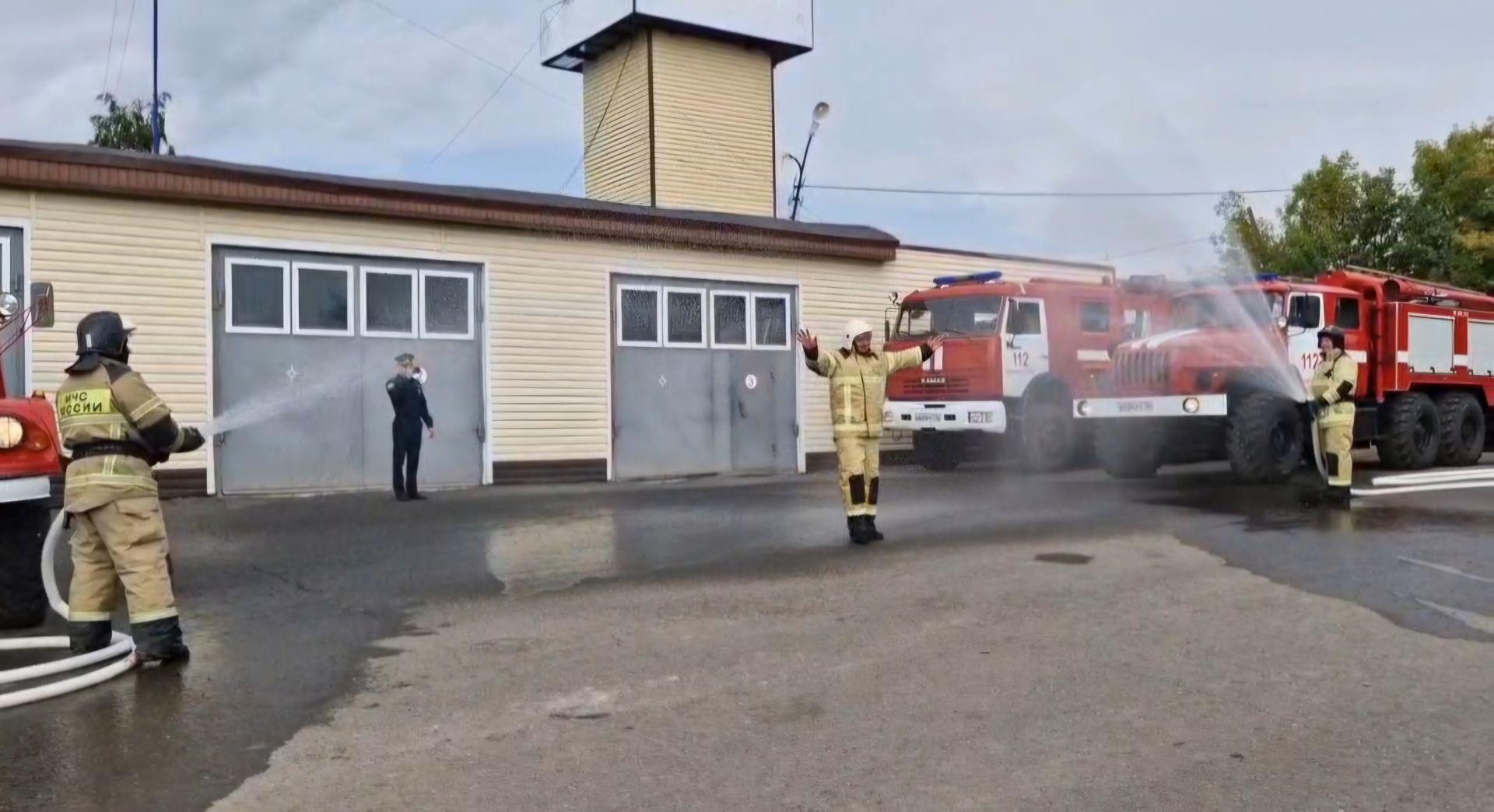 Водяная арка и крепкие объятия: начальника ПЧ Верхнего Услона проводили на отдых