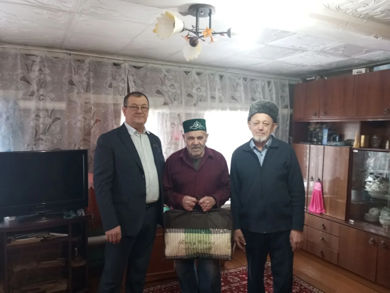 Мәмәтхуҗада елның беренче юбилярын котладылар