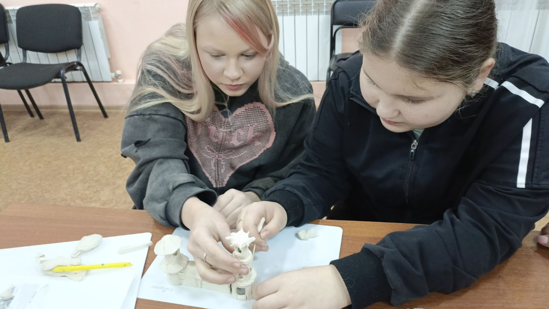 Мастер-класс по лепке макета храма прошёл в Кильдеевском СДК