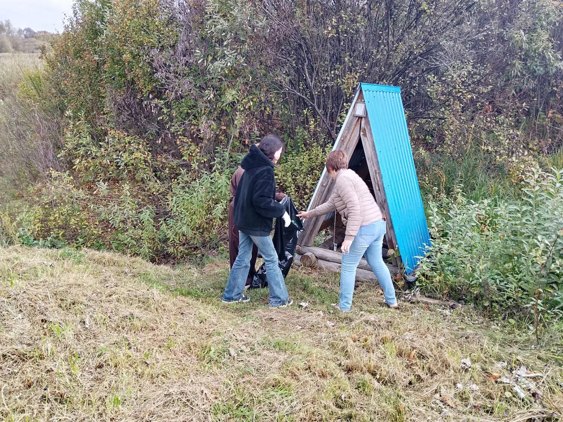 Кураловские школьники благоустроили родник и высадили 23 дерева