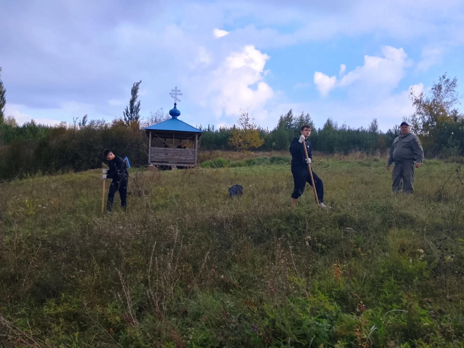 Кураловские школьники благоустроили родник и высадили 23 дерева