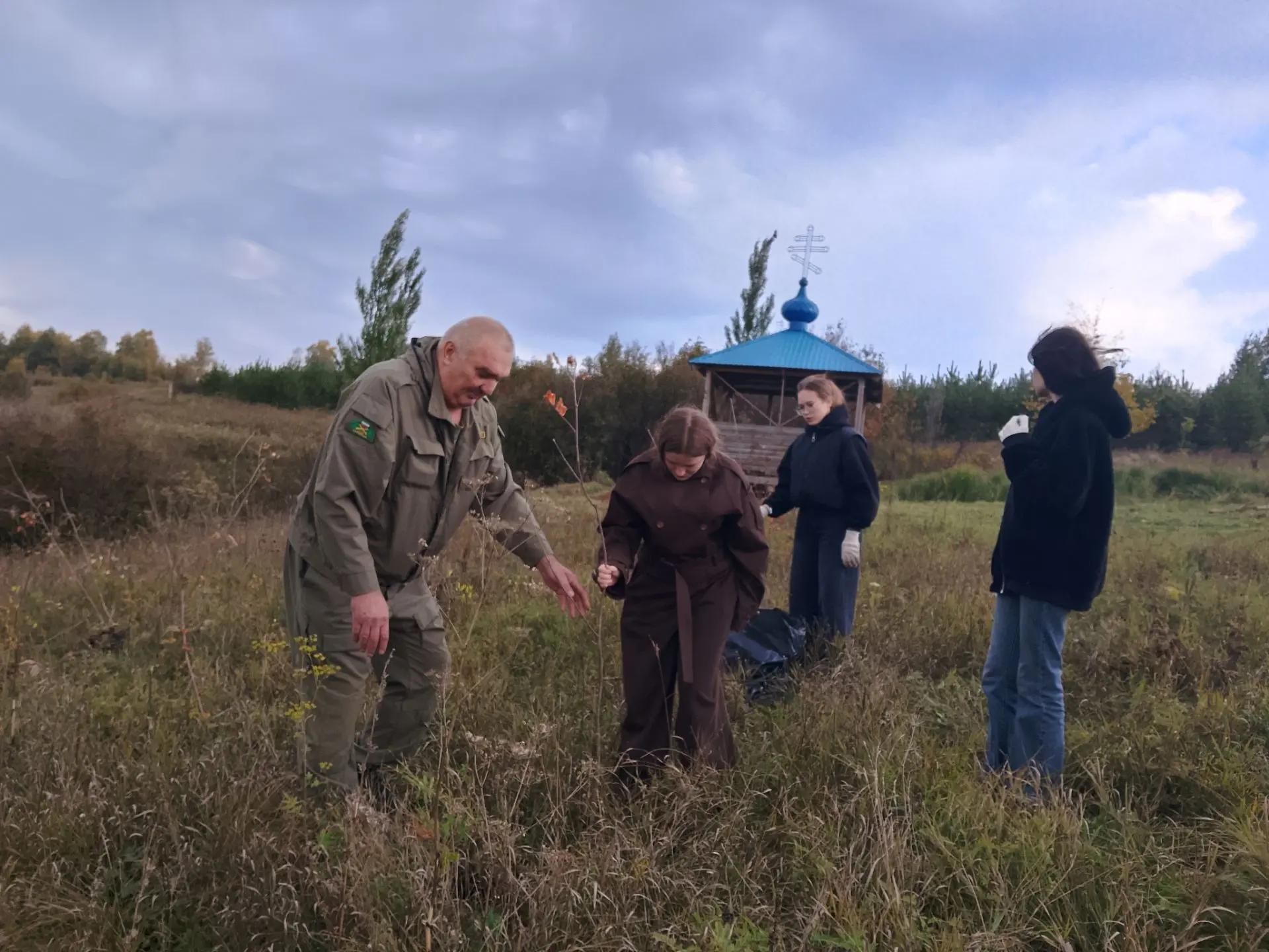 Кураловские школьники благоустроили родник и высадили 23 дерева