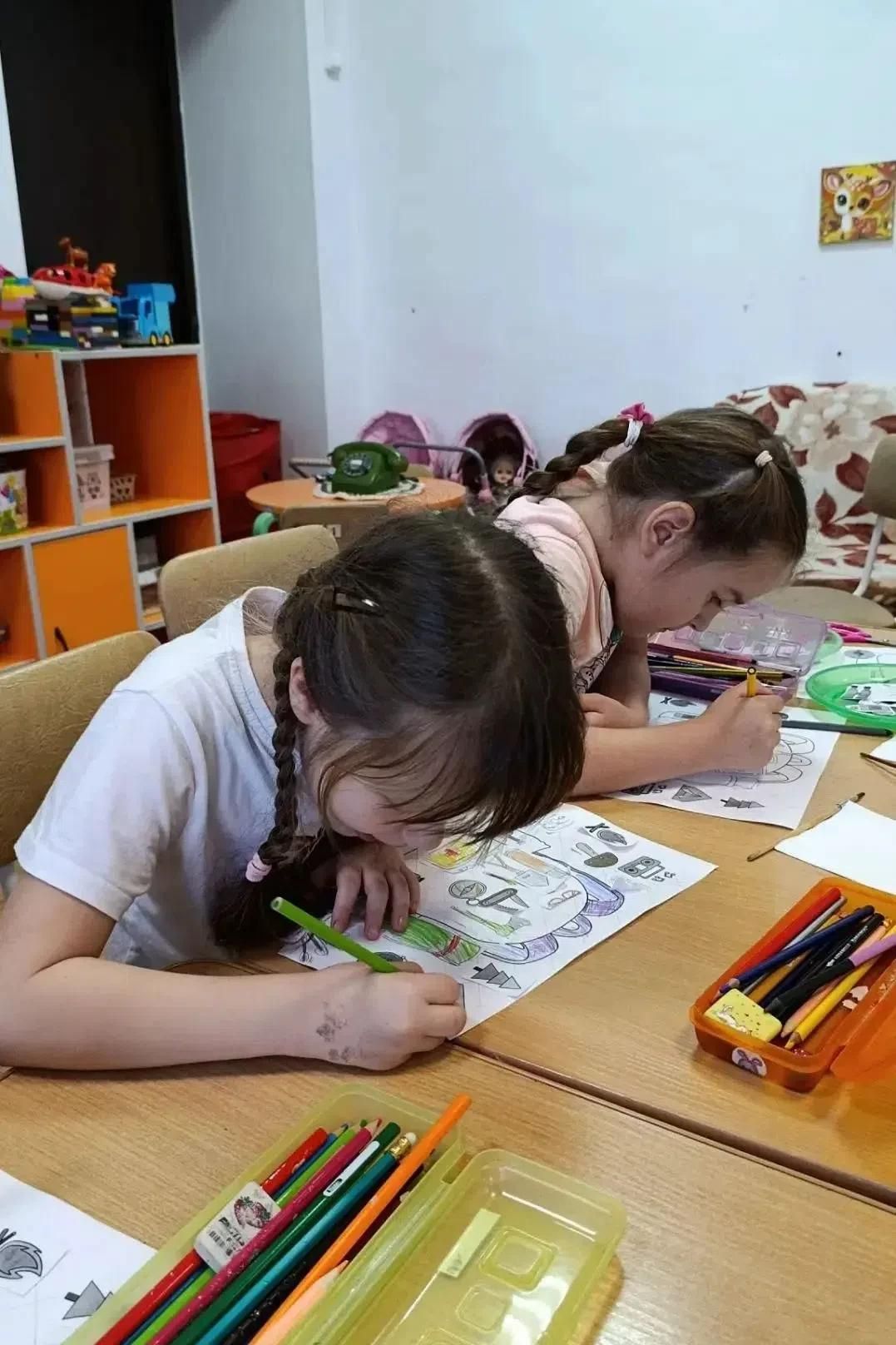 Балалар сәяхәткә бару өчен рюкзакларын җыйдылар