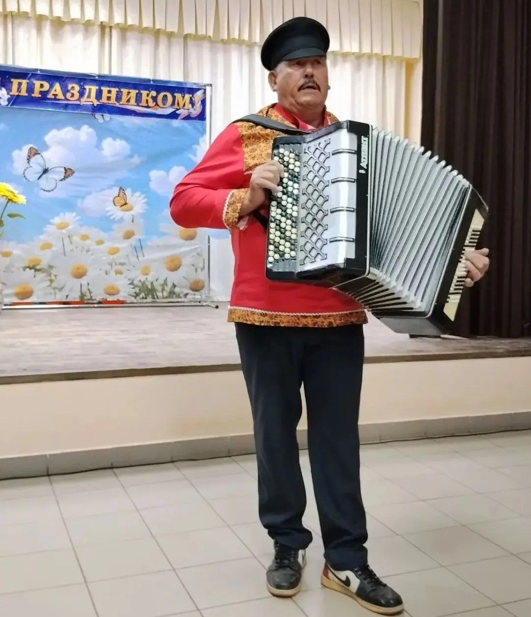 Макуловский СДК провел концерт «Жизни золотой листопад»