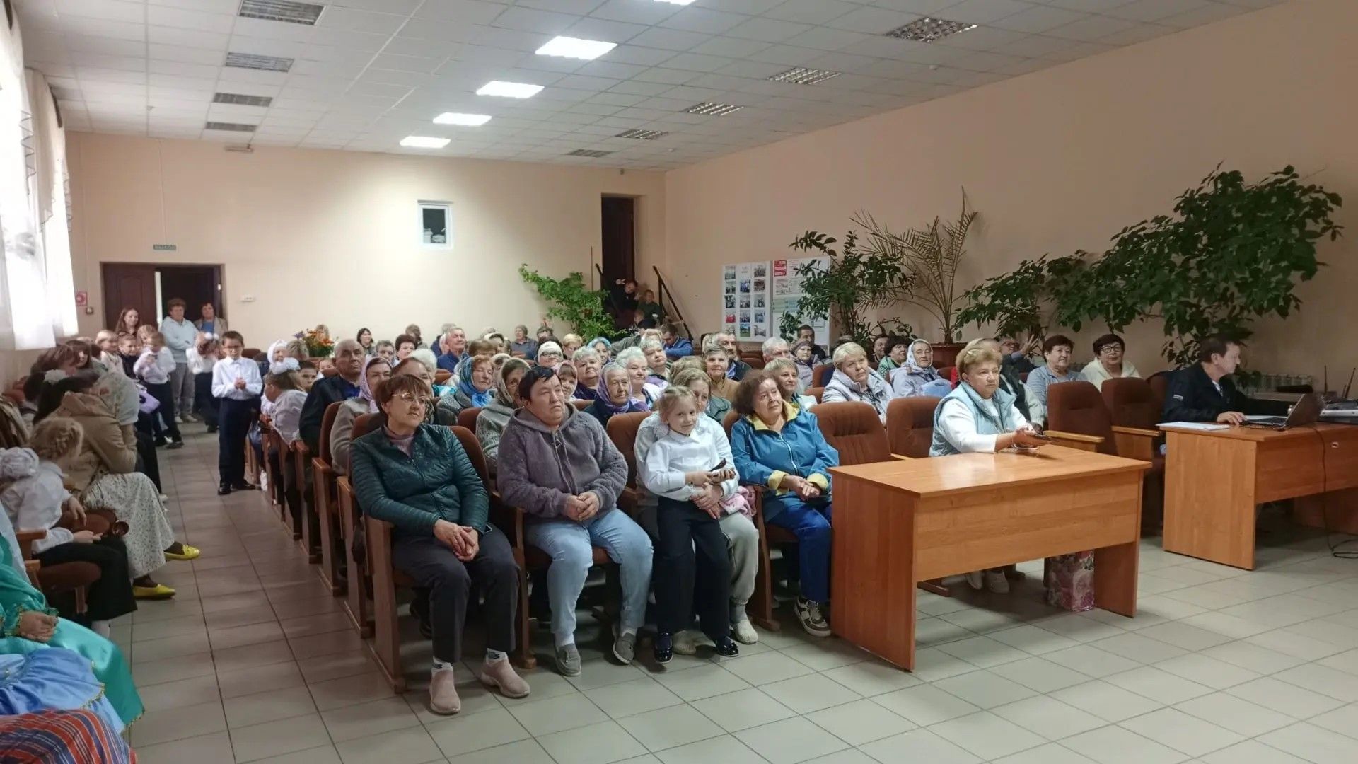 Макуловский СДК провел концерт «Жизни золотой листопад»