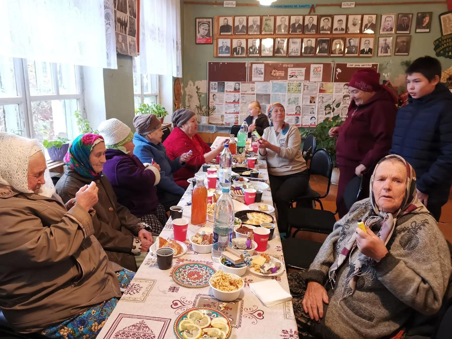 Кызыл Байракта Өлкәннәр көнен чәй өстәле артында билгеләп үттеләр