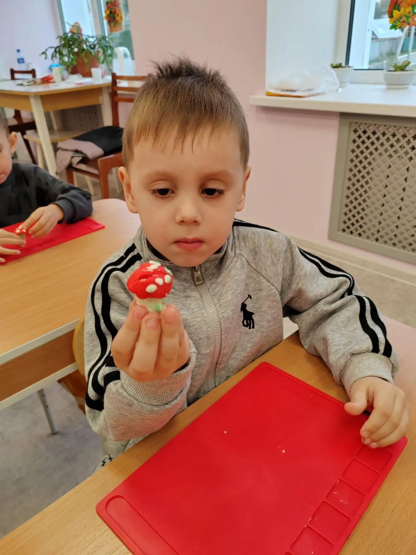 Балалар гөмбәләрнең төрләре белән таныштылар