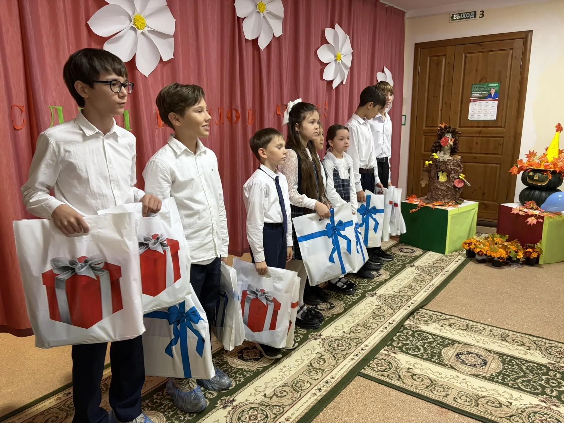 «Мосты поколений»: школьники подарили старшему поколению праздник и подарки