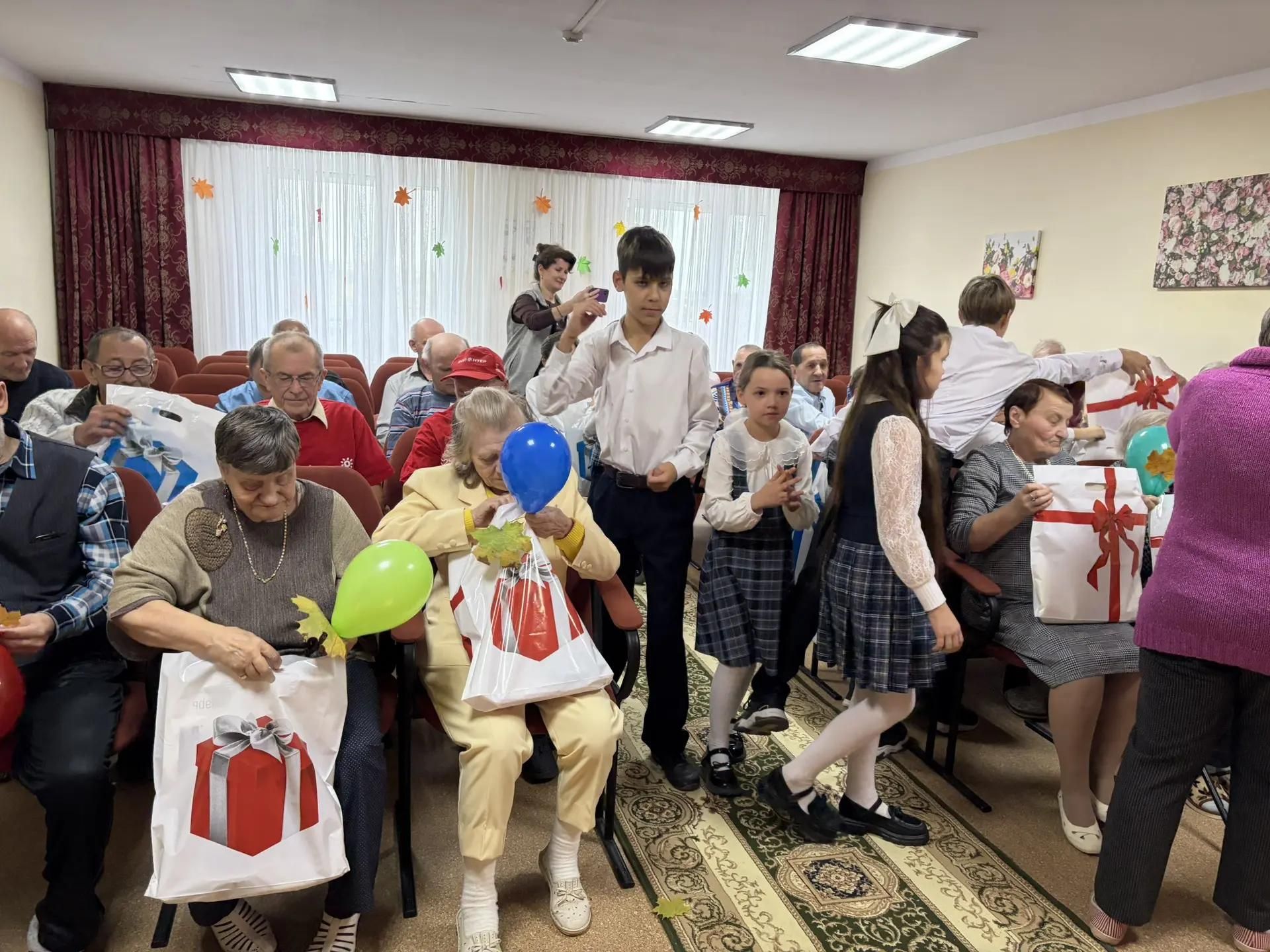«Мосты поколений»: школьники подарили старшему поколению праздник и подарки