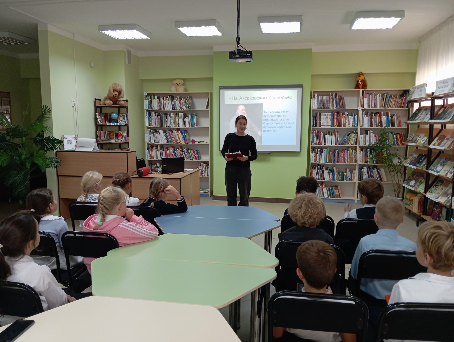 Школьники района сделали «аленькие цветочки» в библиотеке