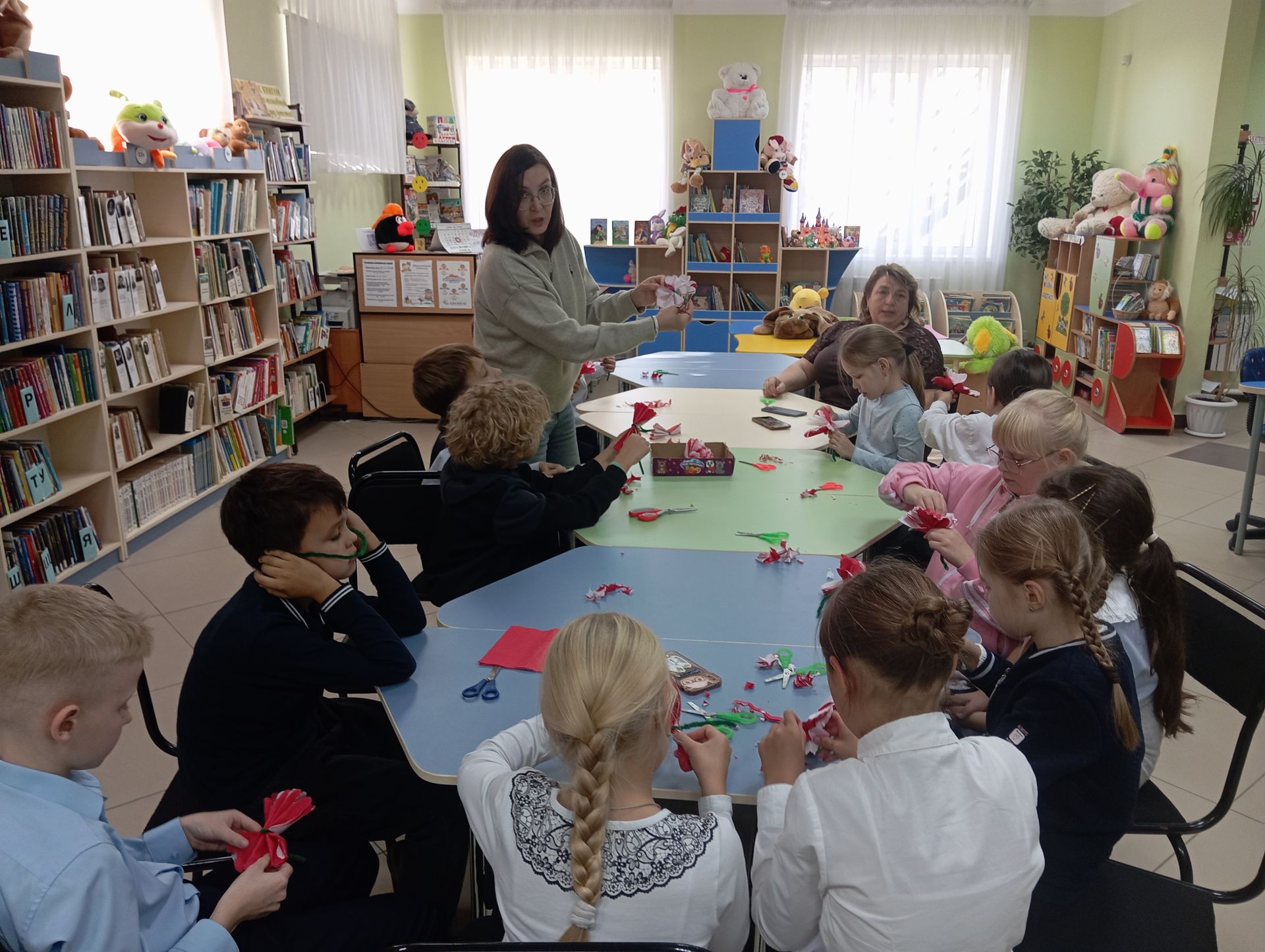 Школьники района сделали «аленькие цветочки» в библиотеке