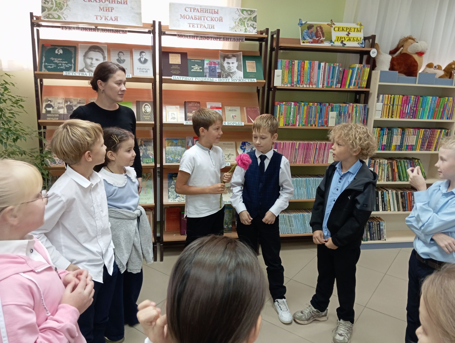 Школьники района сделали «аленькие цветочки» в библиотеке