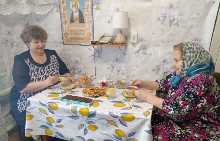 Соцработники «Островка надежды» поздравили пожилых людей с Масленицей