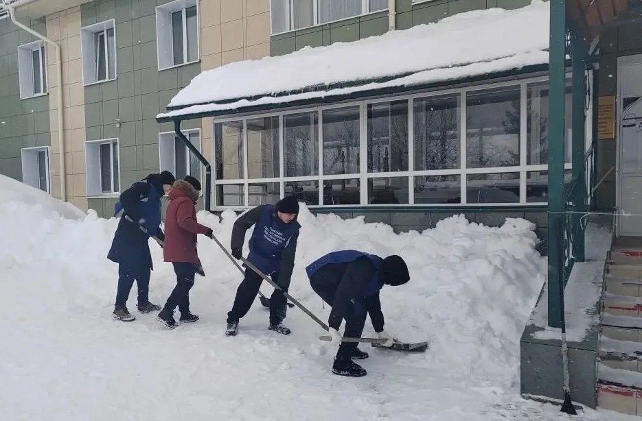 Студенты-волонтеры очистили от снега территорию дома-интерната в Верхнем Услоне