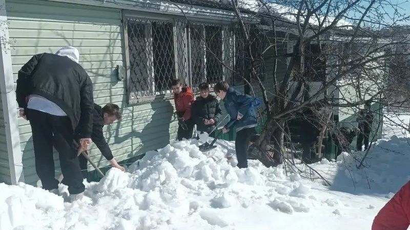 Школьники и волонтеры расчистили снег у дома матери Героя России