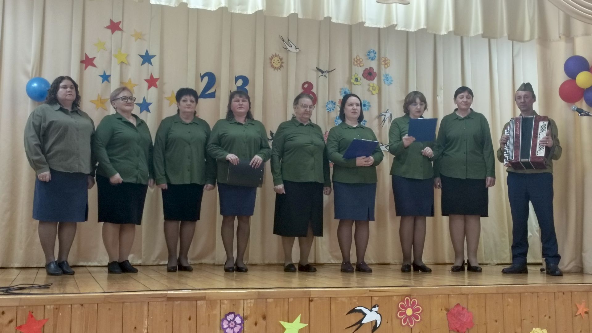 В Кильдееве объединили 23 февраля и 8 марта в праздничном концерте «23 + 8»