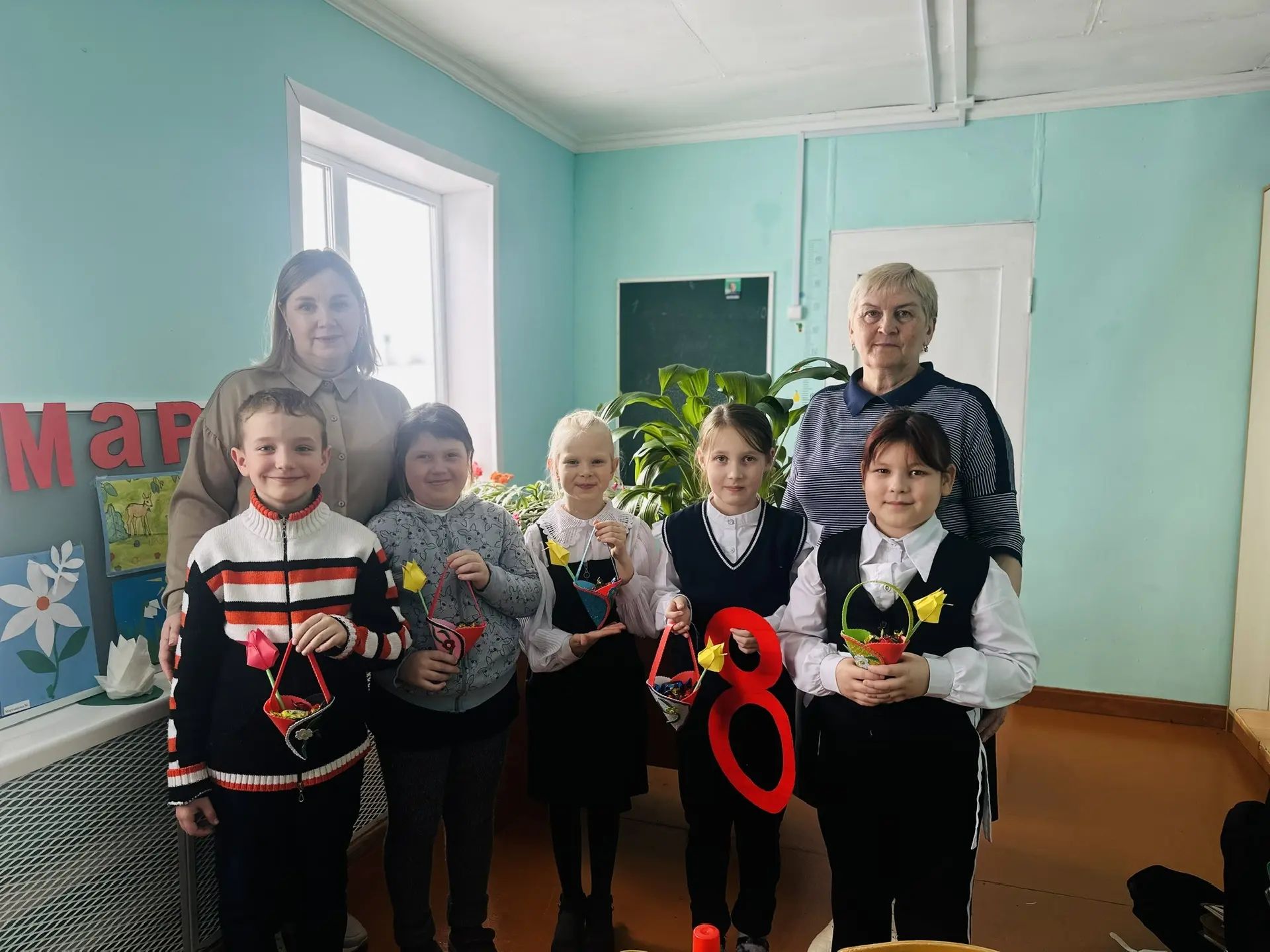 В Майданском ДК дети смастерили для мам подарки из фоамирана к 8 Марта
