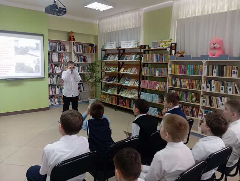 Патриотический час памяти героя Алексея Исаева прошёл в детской библиотеке