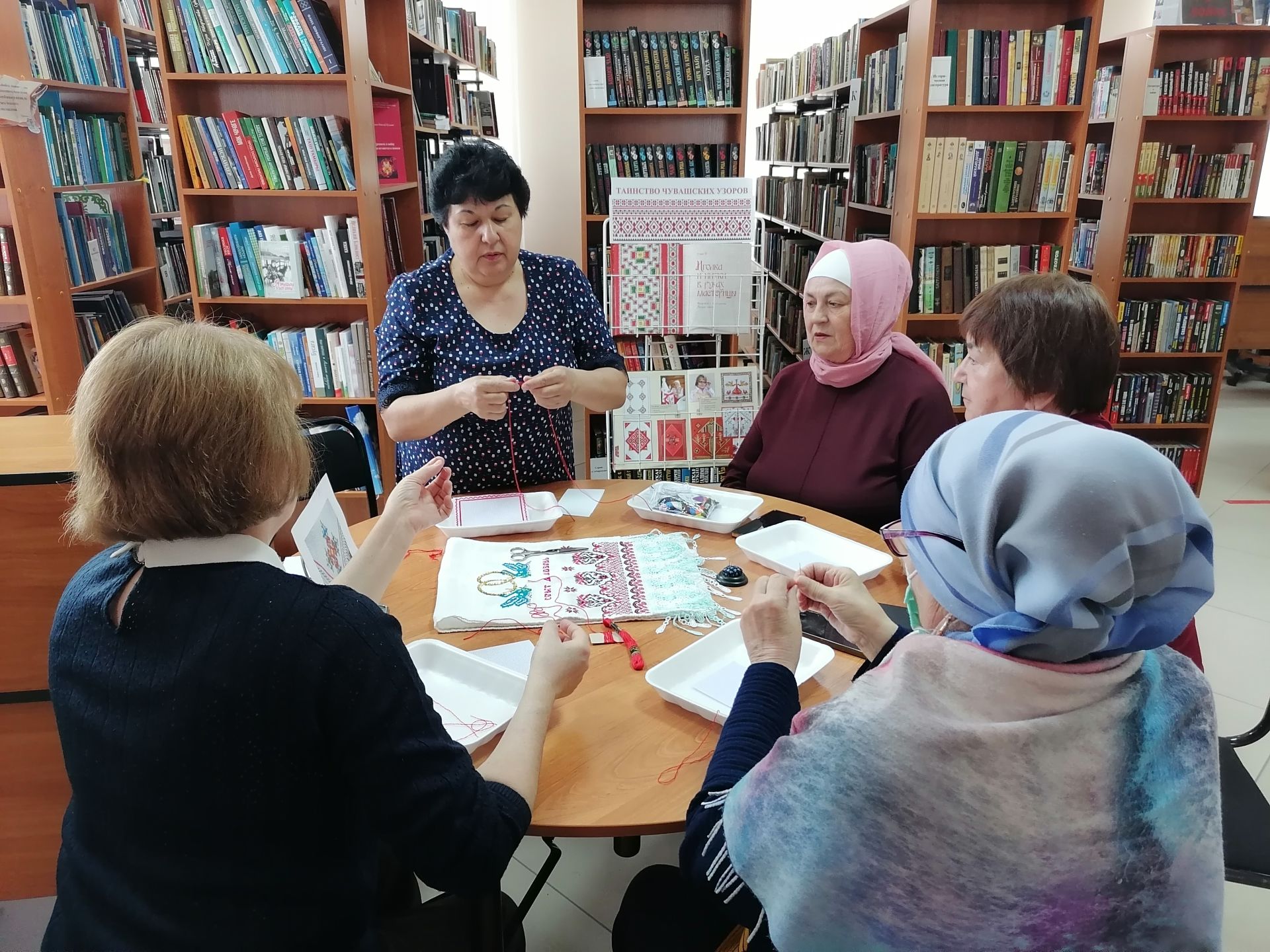 В Центральной районной библиотеке прошёл арт-час «Таинство чувашских узоров»