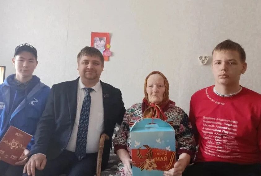 В Печищах труженицу тыла Пелагею Карягину поздравили с наступающим Днём Победы