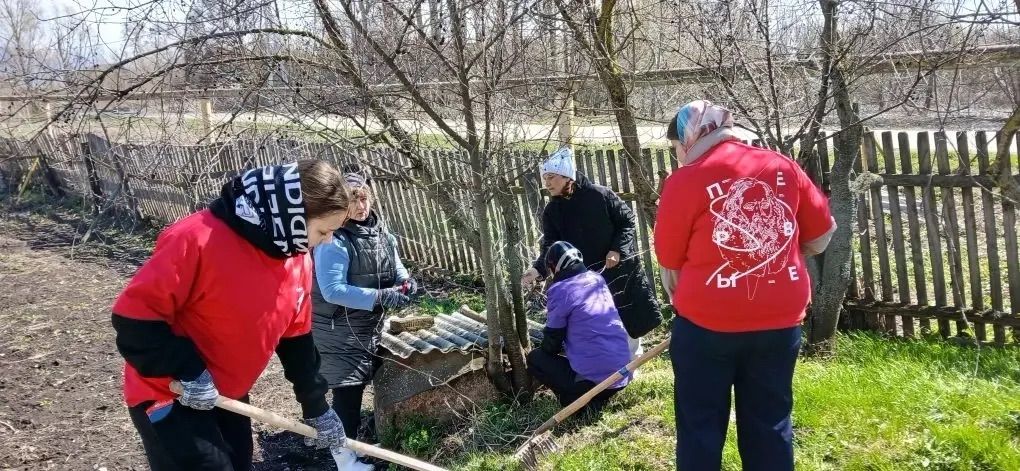 Волонтёры «Движения первых» и соцработники помогли пожилым людям с уборкой
