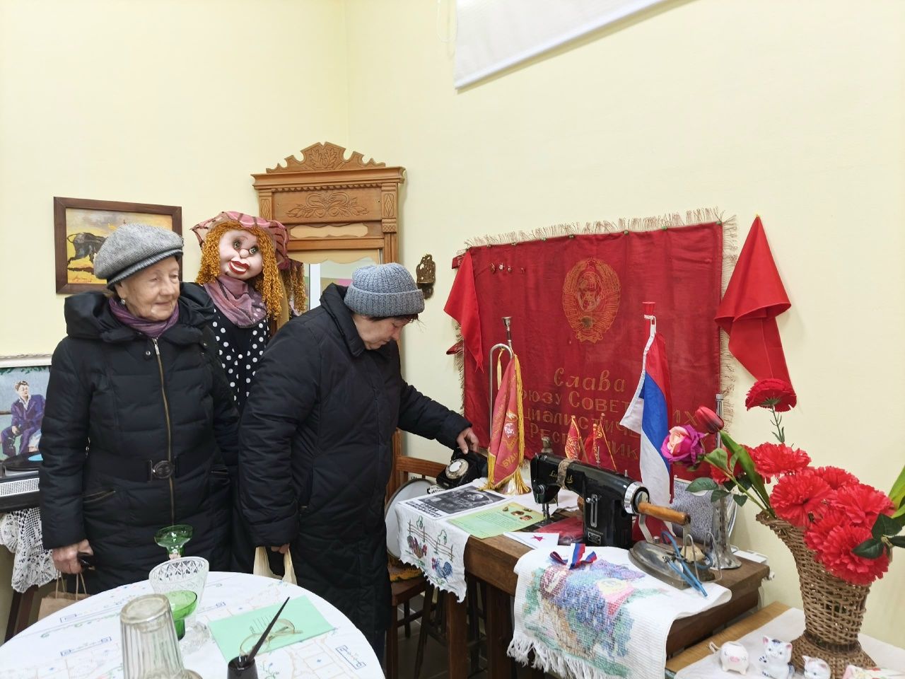 Пенсионеры посетили мини-музей в Печищах и вспомнили крестьянский быт