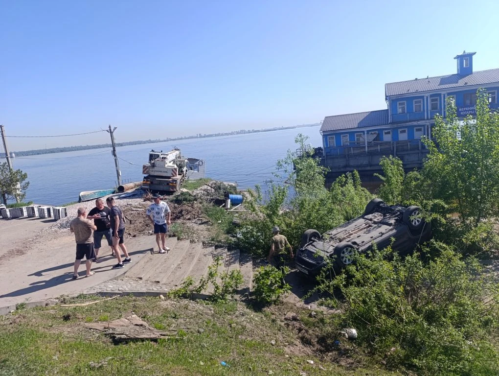 Автокран снес легковушку и едва не ушел в Волгу в Верхнем Услоне