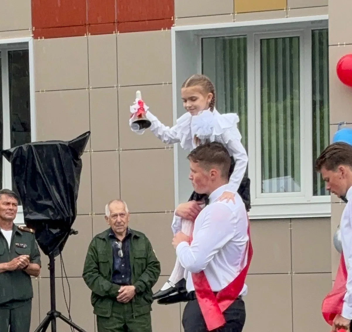 «Последний звонок-2026» в Верхнеуслонском районе (фоторепортаж)