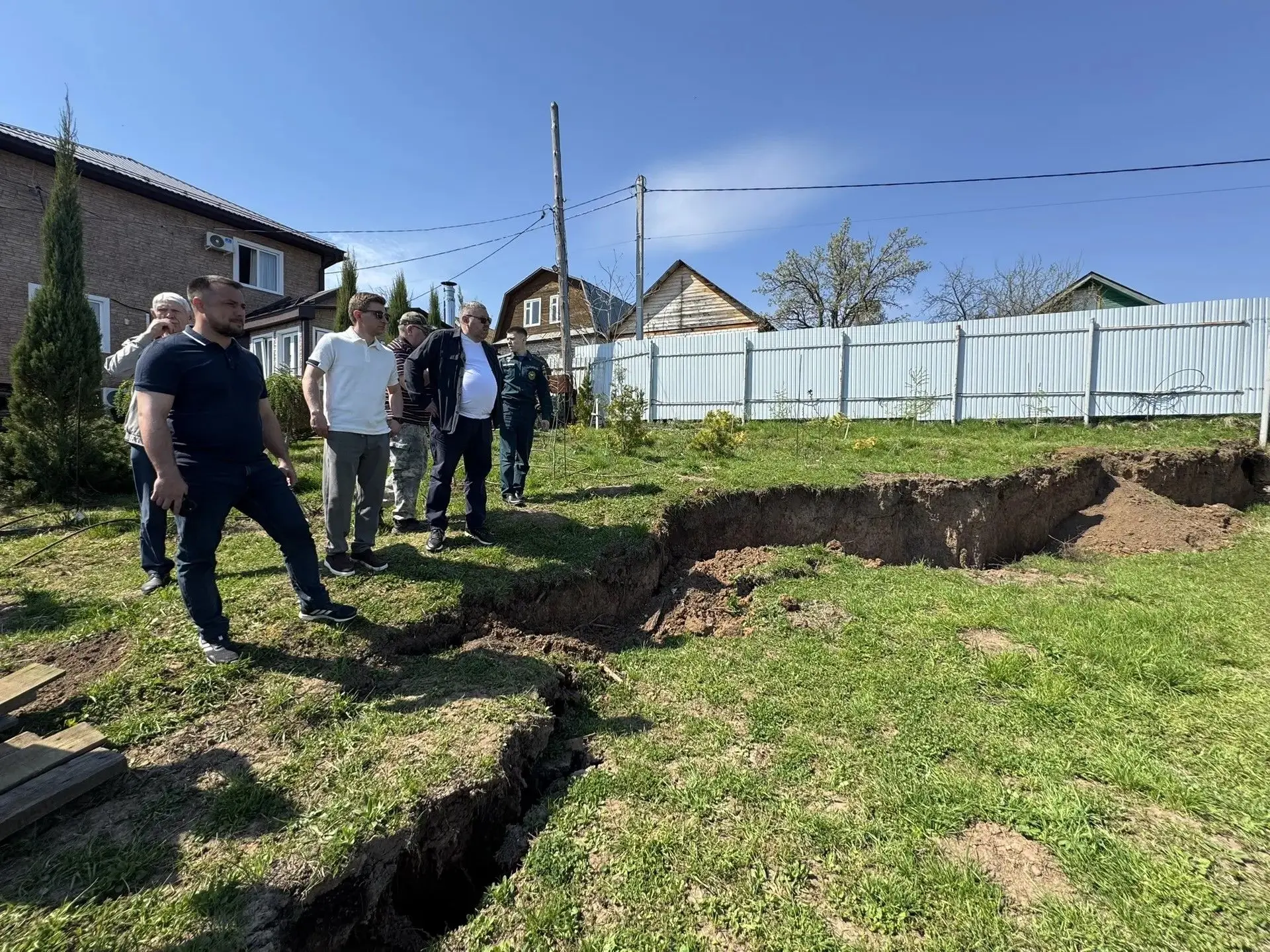 В Ключищах из-за схода грунта повреждён газопровод и есть риск обрыва ЛЭП