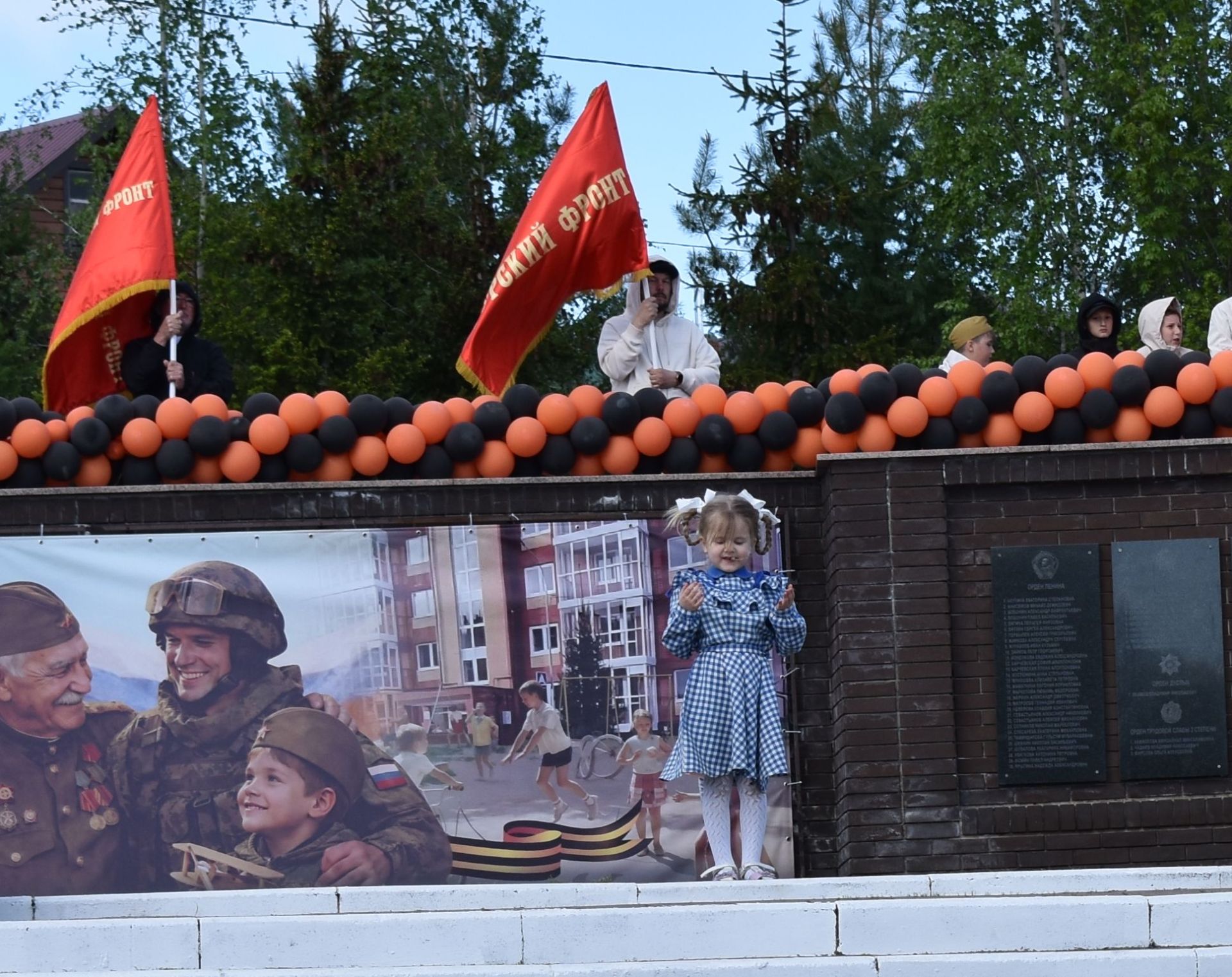 Парад Победы в Верхнем Услоне: слёзы, песни и белые голуби