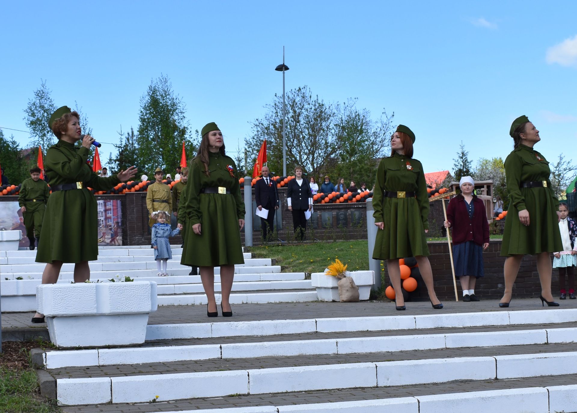 Парад Победы в Верхнем Услоне: слёзы, песни и белые голуби