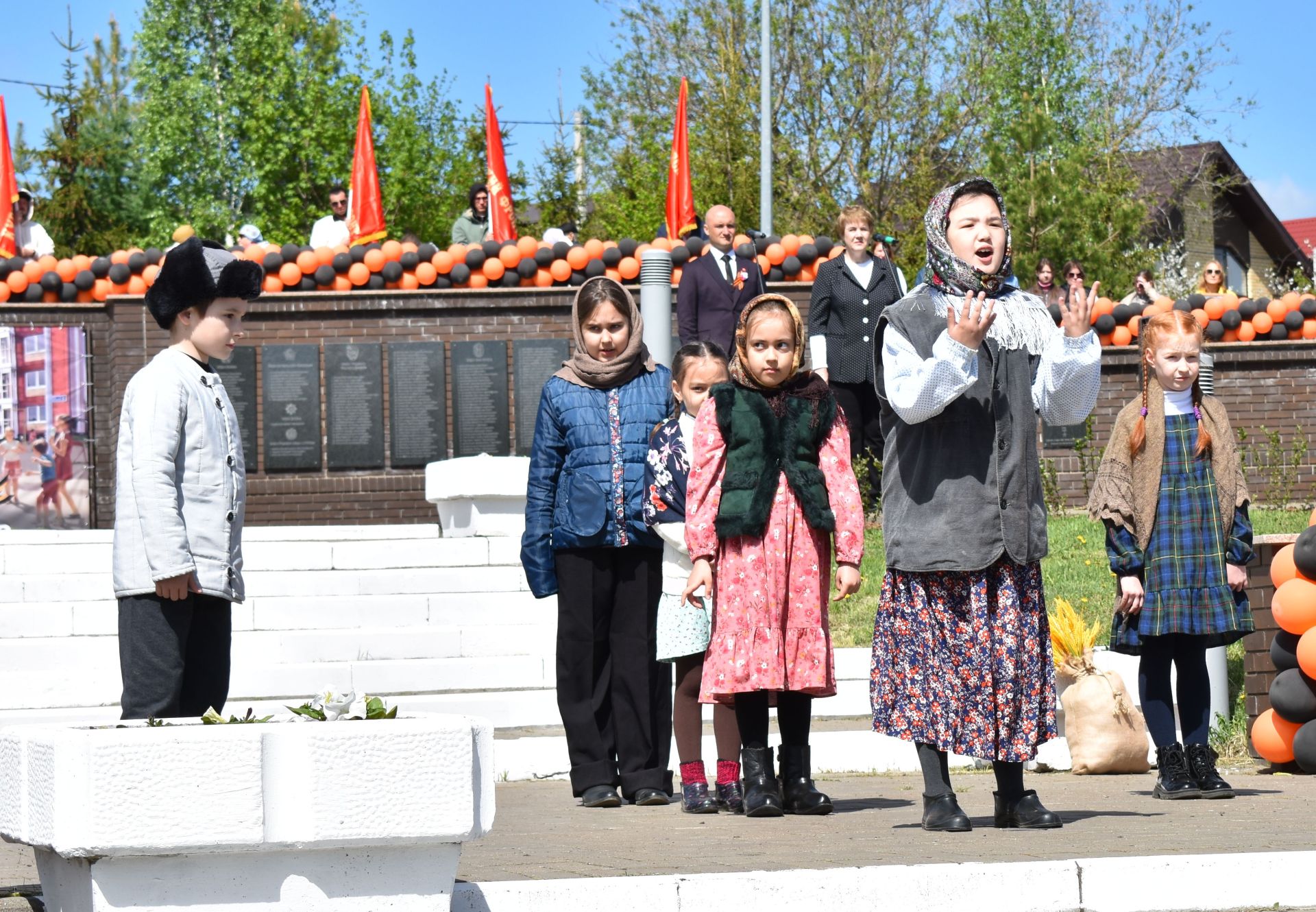 Парад Победы в Верхнем Услоне: слёзы, песни и белые голуби