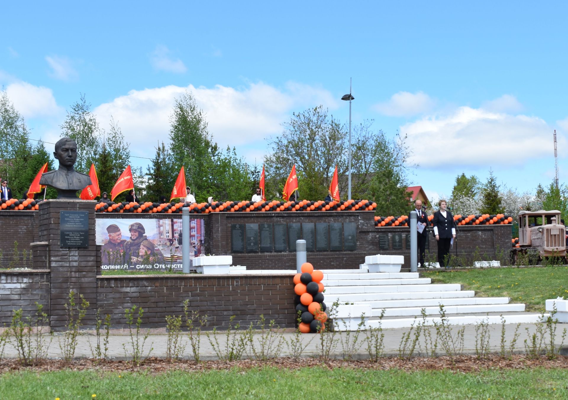 Парад Победы в Верхнем Услоне: слёзы, песни и белые голуби