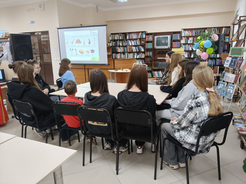 Библиотекари провели фольклорную игру для участников «Движения первых»