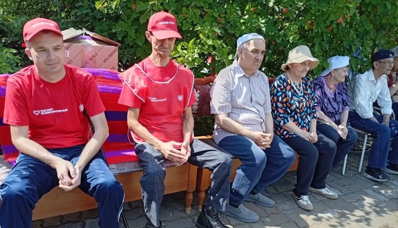 Волонтёры устроили праздник с концертом и подарками в доме-интернате