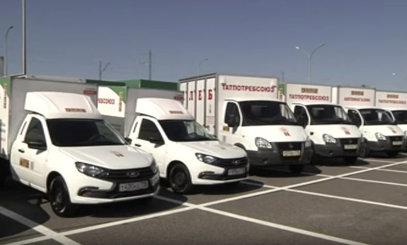 Верхнеуслонские кооператоры получили автолавку и хлебовоз от Раиса Татарстана