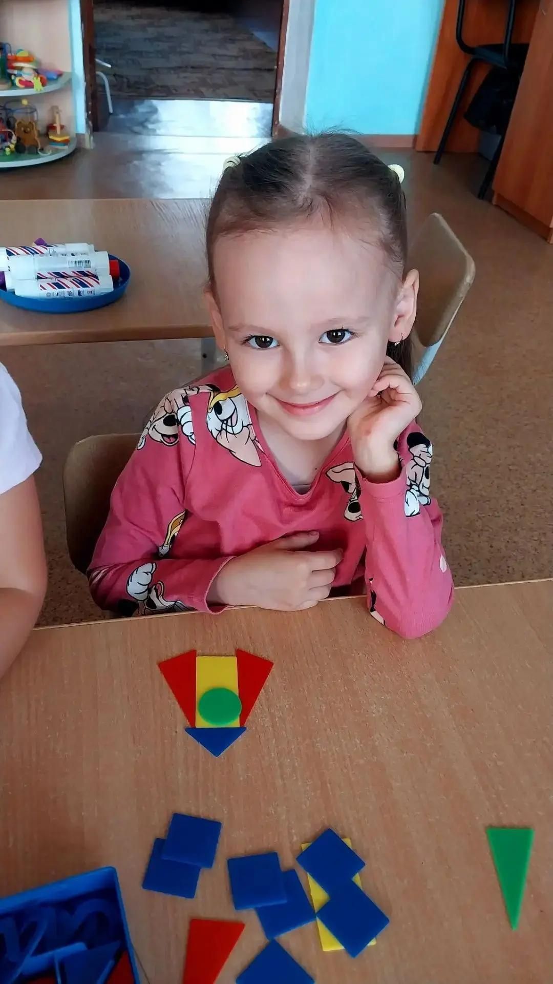 Балалар төрле геометрик фигураларны танырга өйрәнделәр