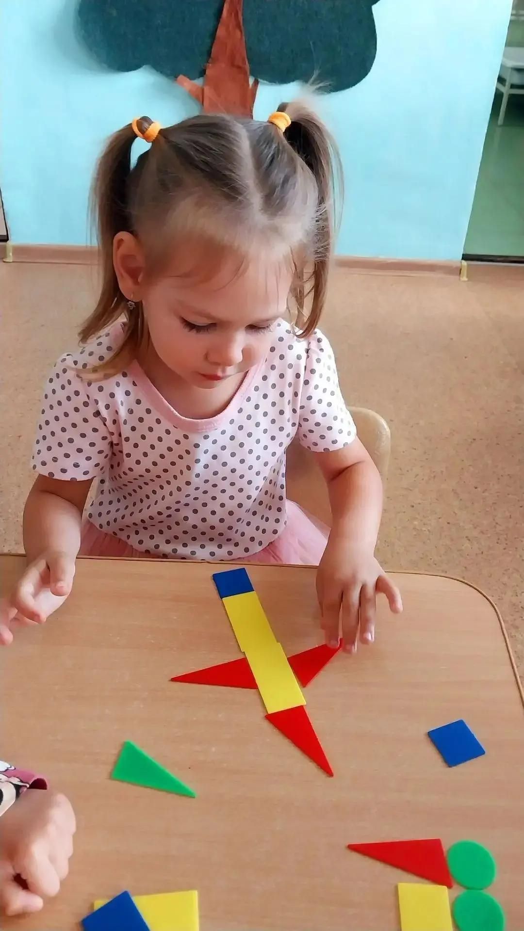Балалар төрле геометрик фигураларны танырга өйрәнделәр