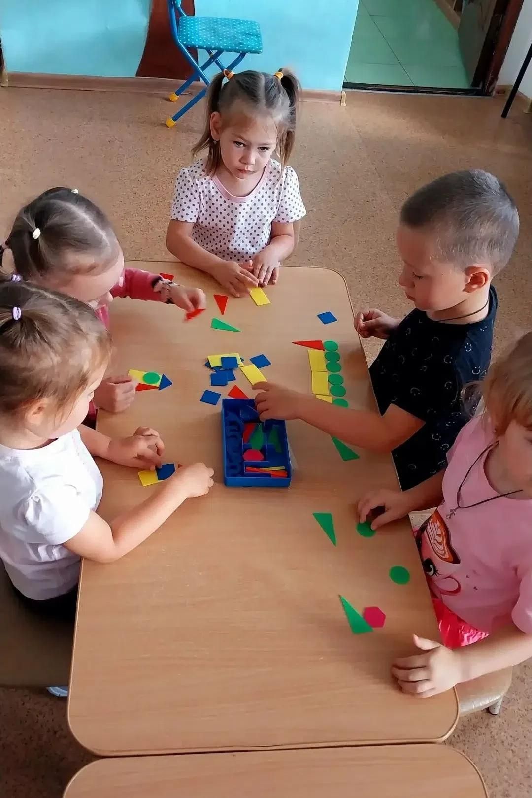 Балалар төрле геометрик фигураларны танырга өйрәнделәр