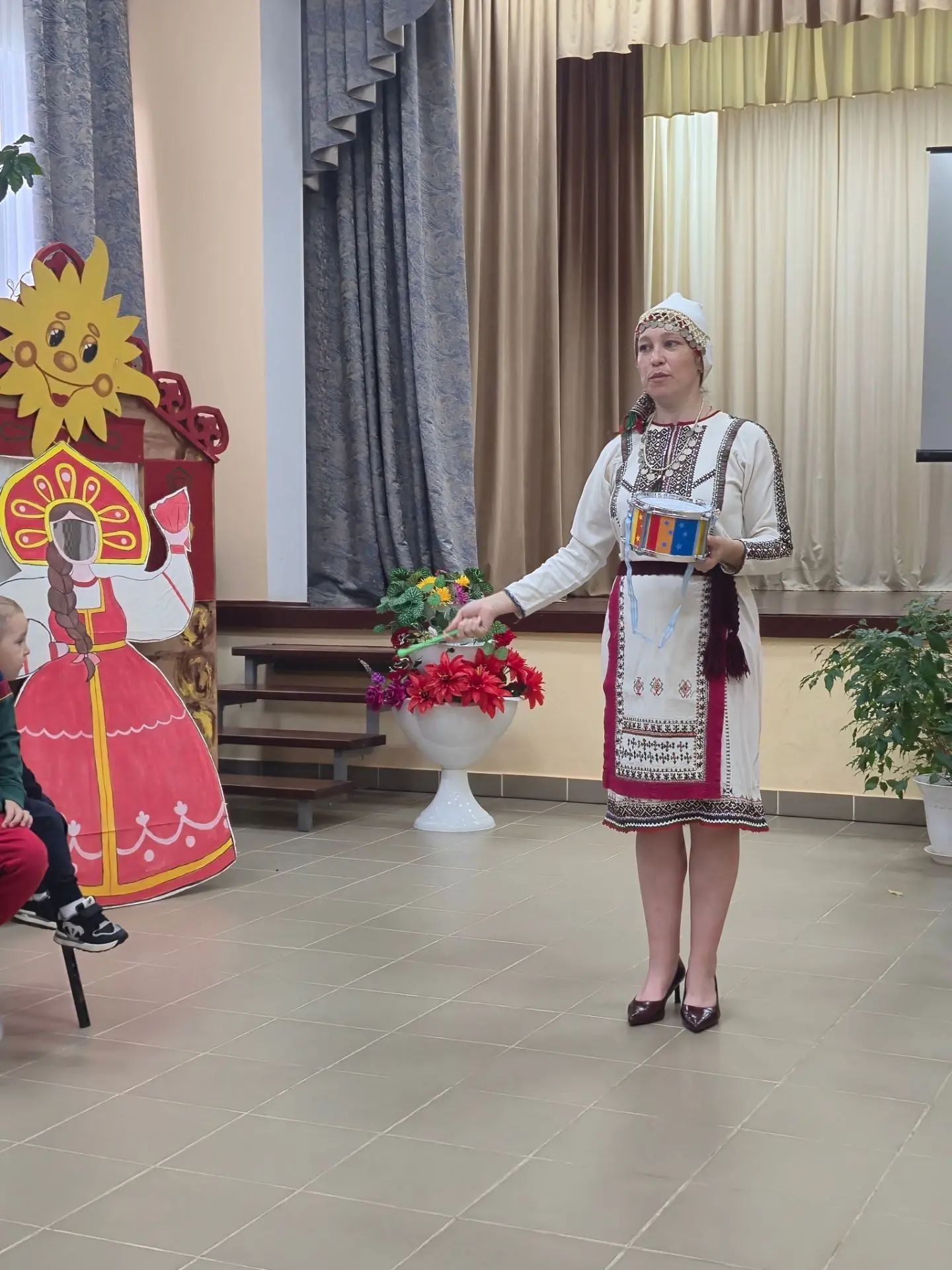 Детям в Печищах показали марийский костюм и инструменты