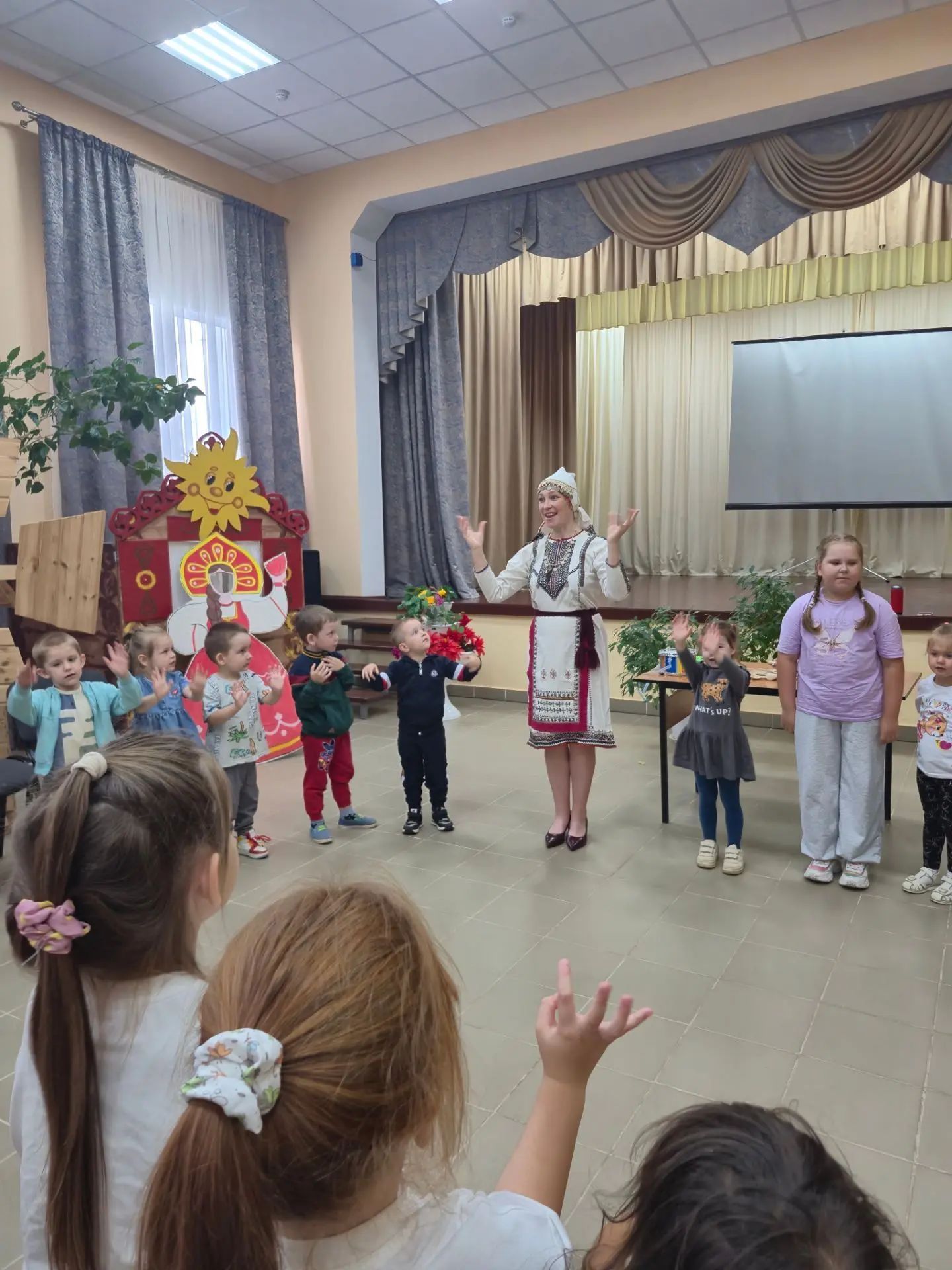 Детям в Печищах показали марийский костюм и инструменты