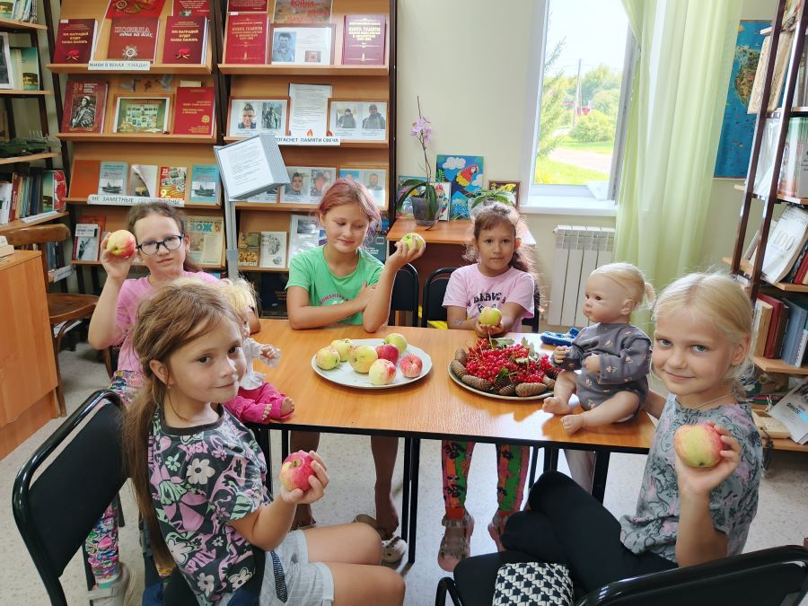В Печищинской библиотеке прошёл праздник «Путешествие в Яблочную страну»
