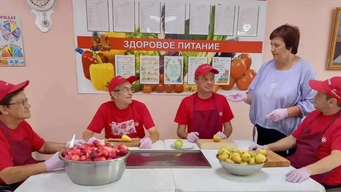 В доме-интернате собрали фрукты для чая бойцам на Яблочный Спас