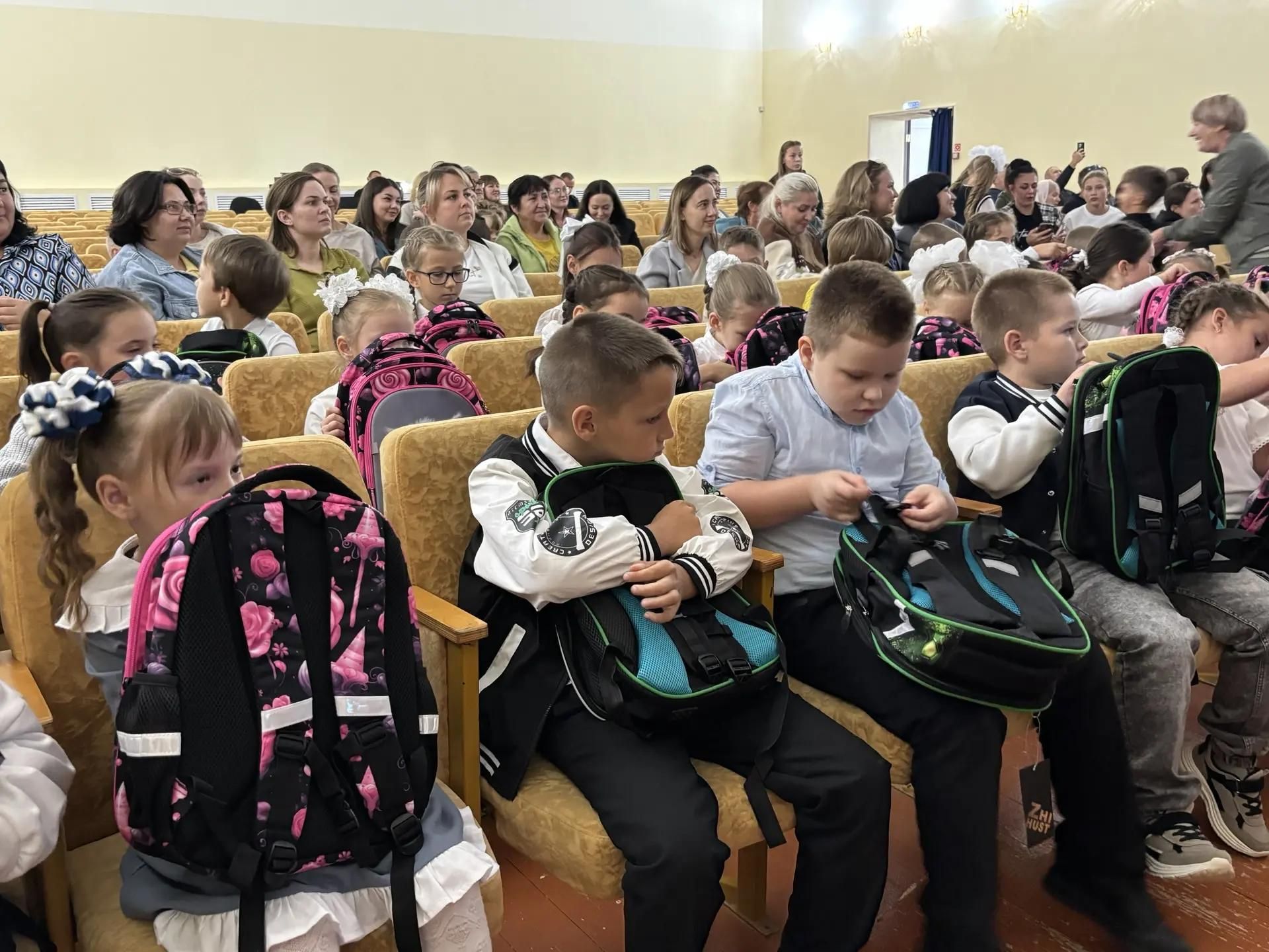 Баба Яга и Кузя помогли вручить ранцы 62 первоклассникам в Верхнем Услоне